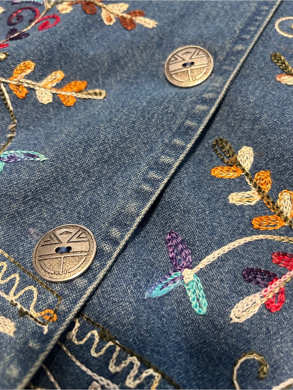 Units Vintage Embroidered Denim Jean Jacket Shackleton Relaxed Fit Size Medium - Picture 9 of 12
